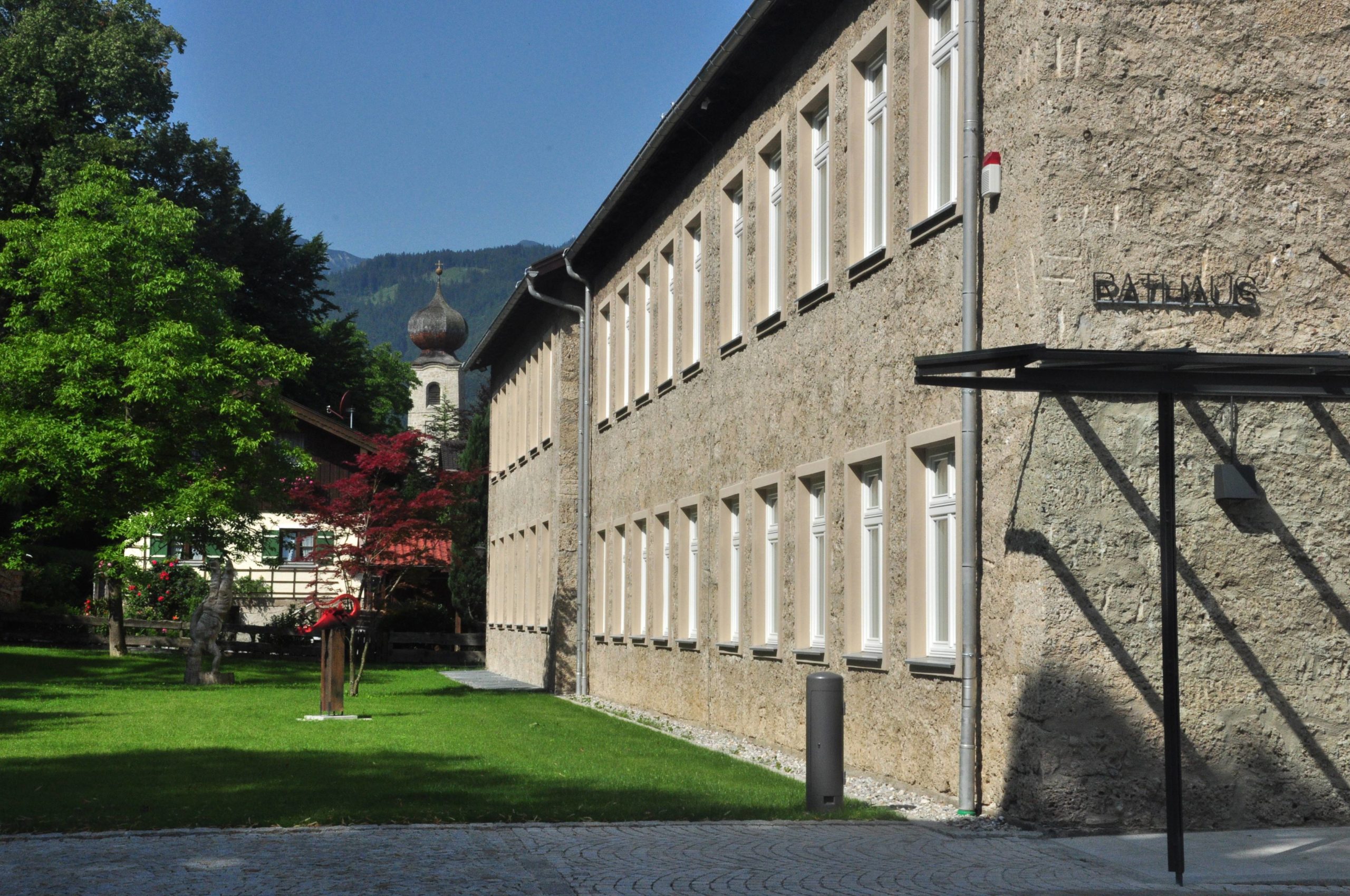 Rathaus mit Blick auf die Christkönigkirche